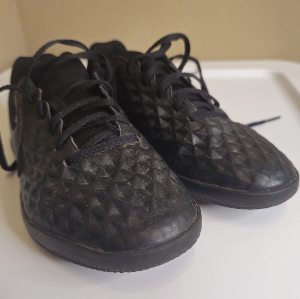 Nike Tiempo Legend 8 Club IC Indoor Soccer Shoes Youth Size 4 - Picture 2 of 5